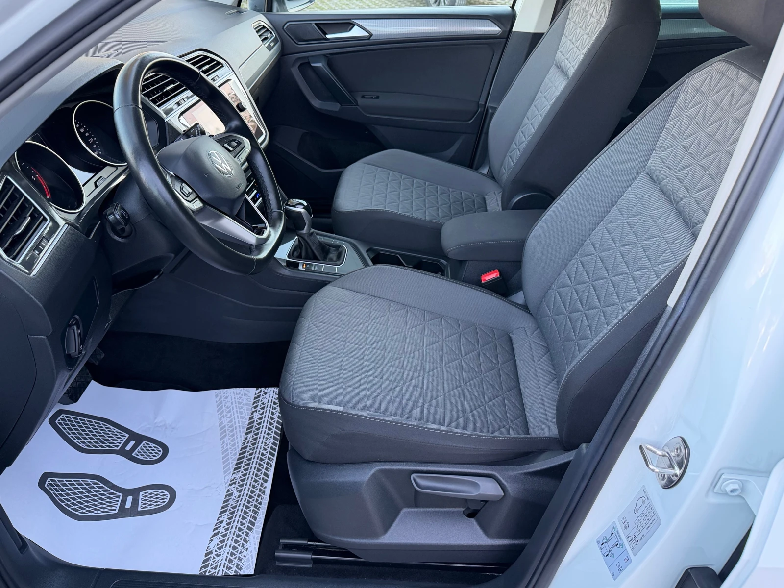 VW Tiguan 2.0 AVTOMAT LED KAMERA, снимка 8 - Автомобили и джипове - 53815563