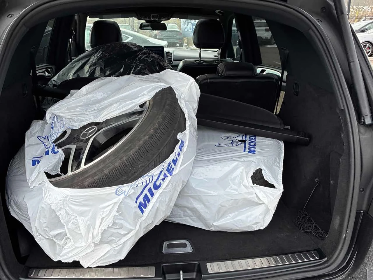 Mercedes-Benz GLC 43 AMG * ДИСТРОНИК* 360 КАМЕРА* ДВА ЧИФТА ГУМИ/ДЖАНТИ* , снимка 11 - Автомобили и джипове - 53930349