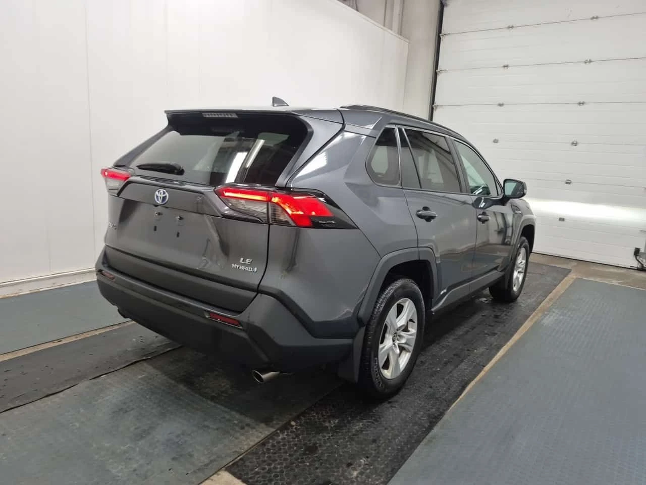 Toyota Rav4 * HYBRID LE * CARFAX * БЕЗ ПЪРВОНАЧАЛНА ВНОСКА, снимка 3 - Автомобили и джипове - 55431783