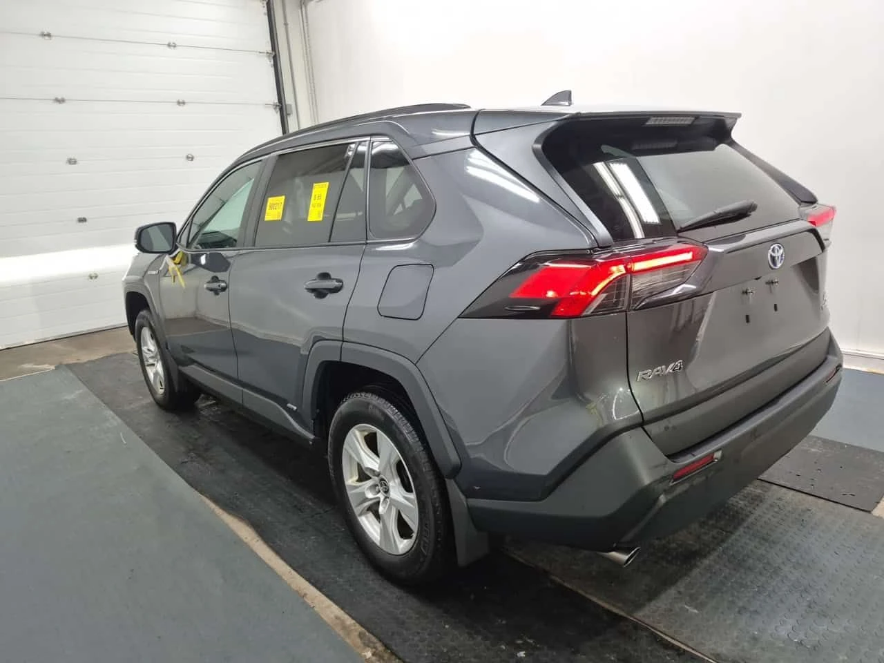 Toyota Rav4 * HYBRID LE * CARFAX * БЕЗ ПЪРВОНАЧАЛНА ВНОСКА, снимка 4 - Автомобили и джипове - 55431783