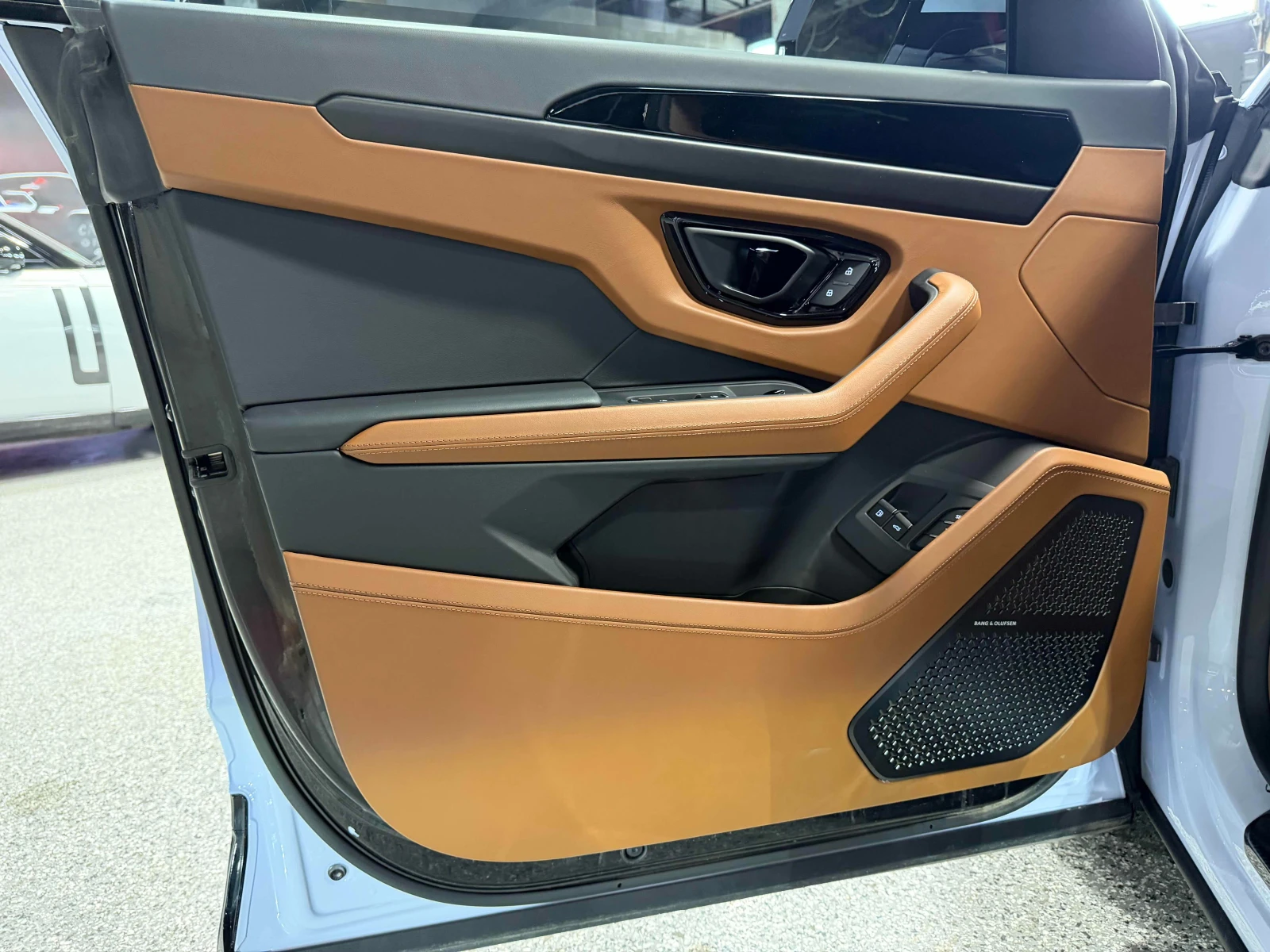Lamborghini Urus, снимка 8 - Автомобили и джипове - 55836981