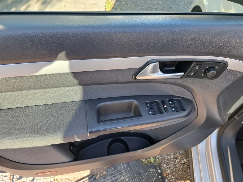 VW Touran 1.6tdi 105 k.s., снимка 9 - Автомобили и джипове - 52019489