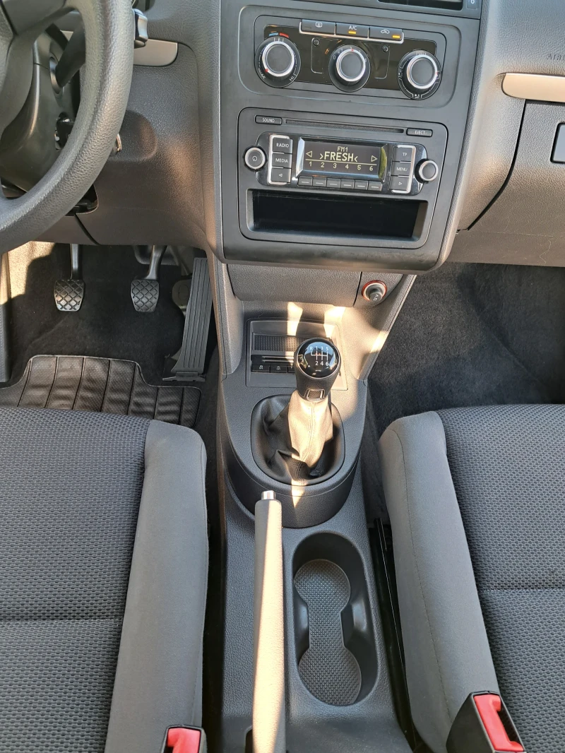 VW Touran 1.6tdi 105 k.s., снимка 12 - Автомобили и джипове - 52019489