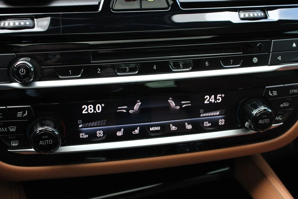 BMW 550 * АВТО КРЕДИТ* ЦЕНА ДО БГ * СЕРВИЗНА ИСТОРИЯ *  - изображение 10