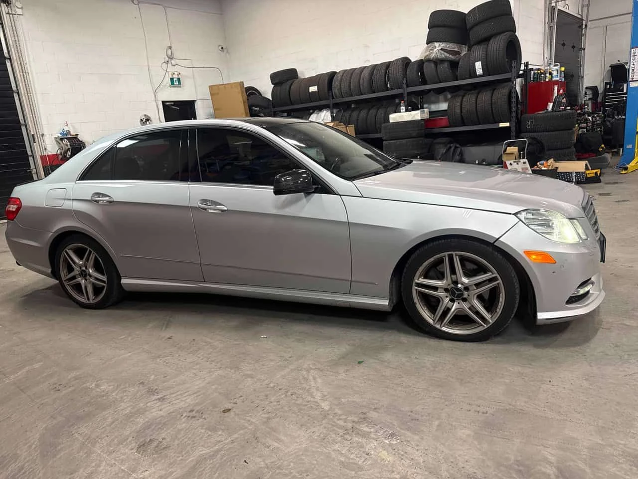 Mercedes-Benz E 350 AMG LINE/CARFAX/ПОДГРЕВ/ОБДУХ/ПАМЕТ/ПАНО, снимка 4 - Автомобили и джипове - 54068909