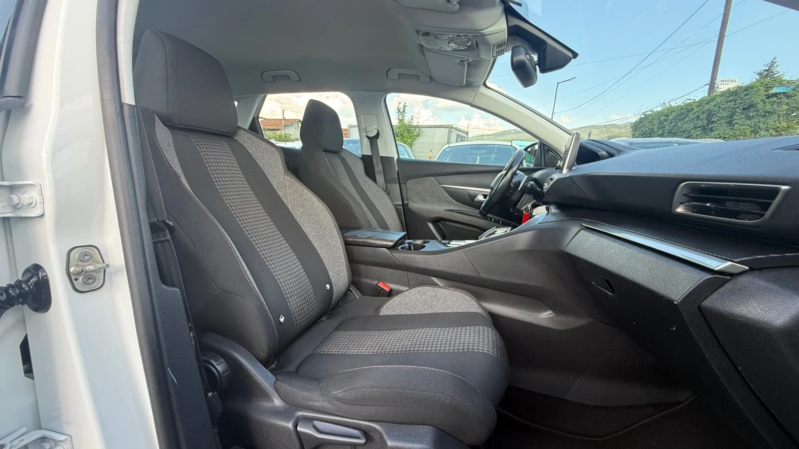 Peugeot 3008 1.6HDI* АВТОМАТ* ОБСЛУЖЕН* 139хил.км* СЕРВИЗ* EU6b, снимка 14 - Автомобили и джипове - 55570444