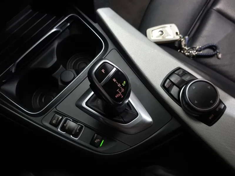 BMW 330 I M Sports, снимка 8 - Автомобили и джипове - 56162026