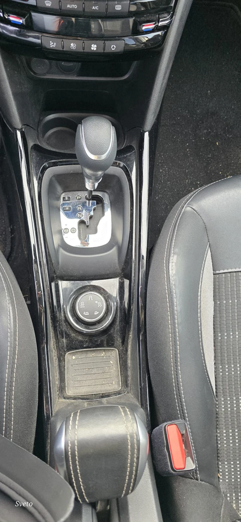 Peugeot 2008 1.2i 131k.c ALLURE ITALIA 83000km.  - изображение 10