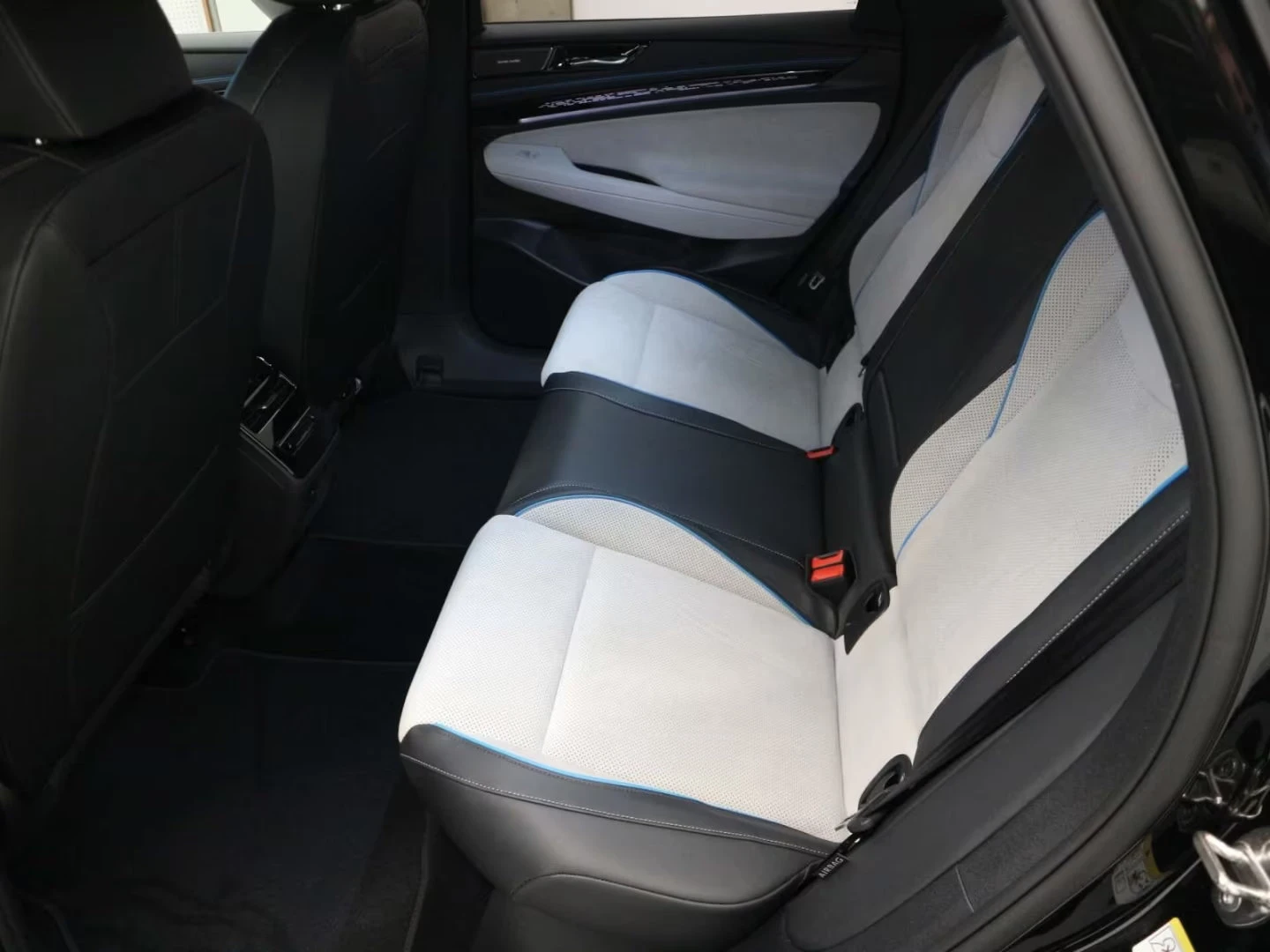 VW ID.7 PRO/286HP/MASSAGE/MEMO/360/HUD/H&K/KLESS/250q, снимка 13 - Автомобили и джипове - 54414348