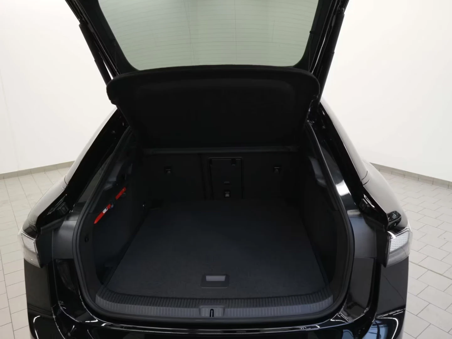 VW ID.7 PRO/286HP/MASSAGE/MEMO/360/HUD/H&K/KLESS/250q, снимка 15 - Автомобили и джипове - 54414348
