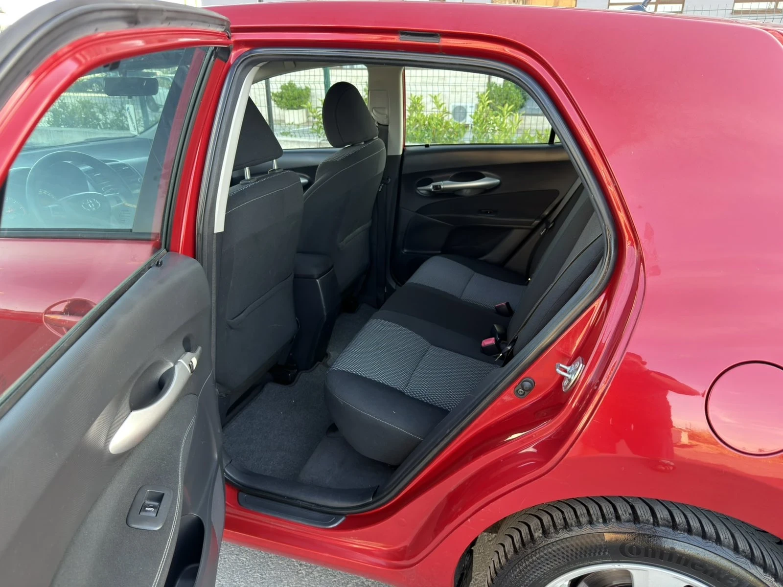 Toyota Auris 1.6i FACE, снимка 14 - Автомобили и джипове - 54842297