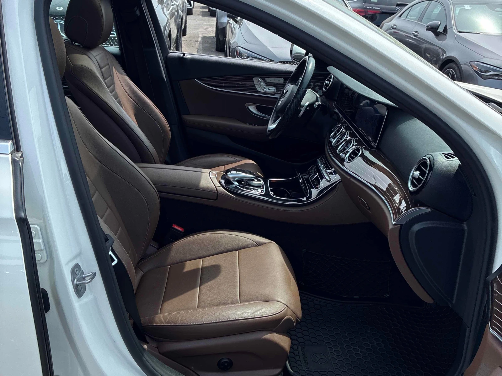 Mercedes-Benz E 400 * * CARFAX * * АВТО КРЕДИТ * * , снимка 9 - Автомобили и джипове - 54991030