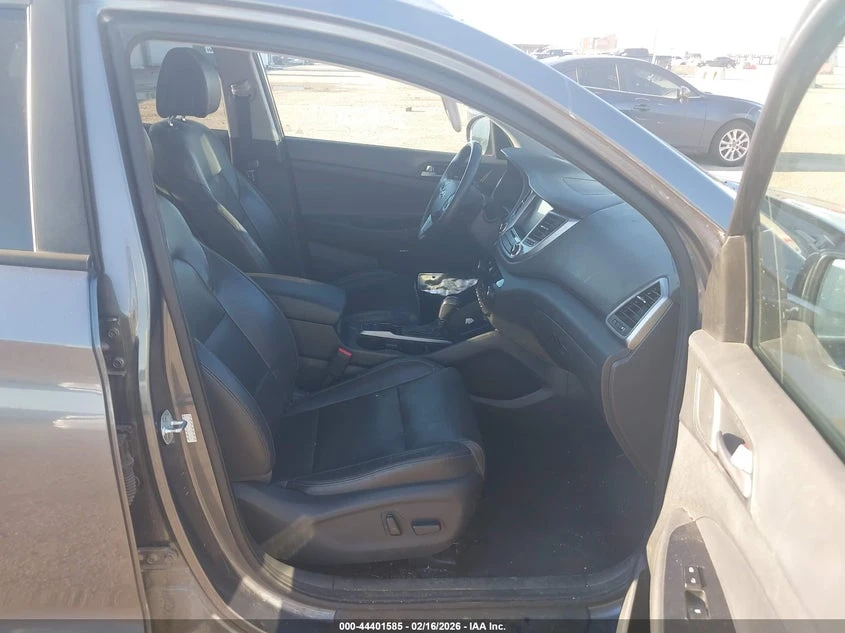 Hyundai Tucson 2.0l Sel Plus, снимка 5 - Автомобили и джипове - 54307013