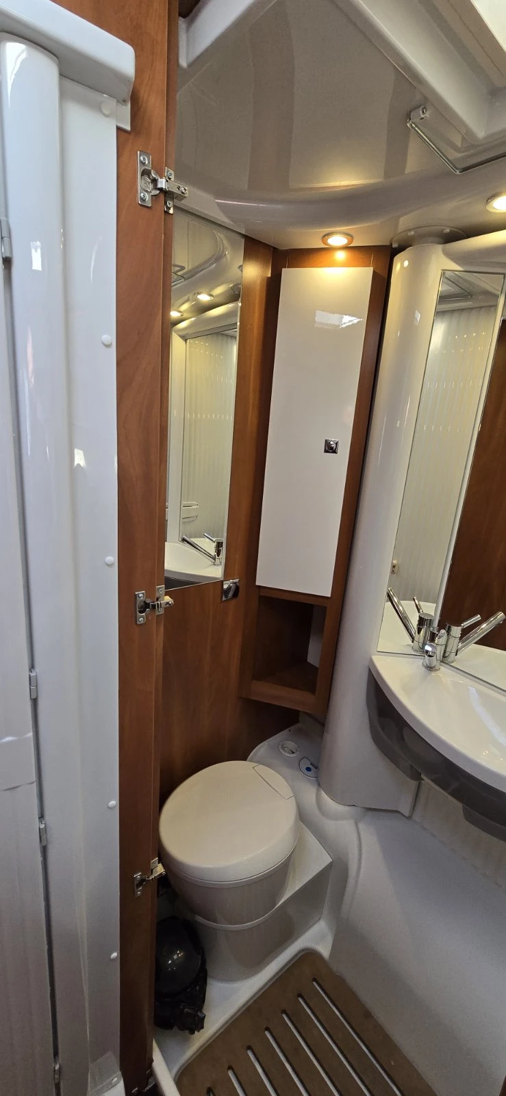 Кемпер Laika Kosmo Emblema 209, снимка 13 - Каравани и кемпери - 53811149