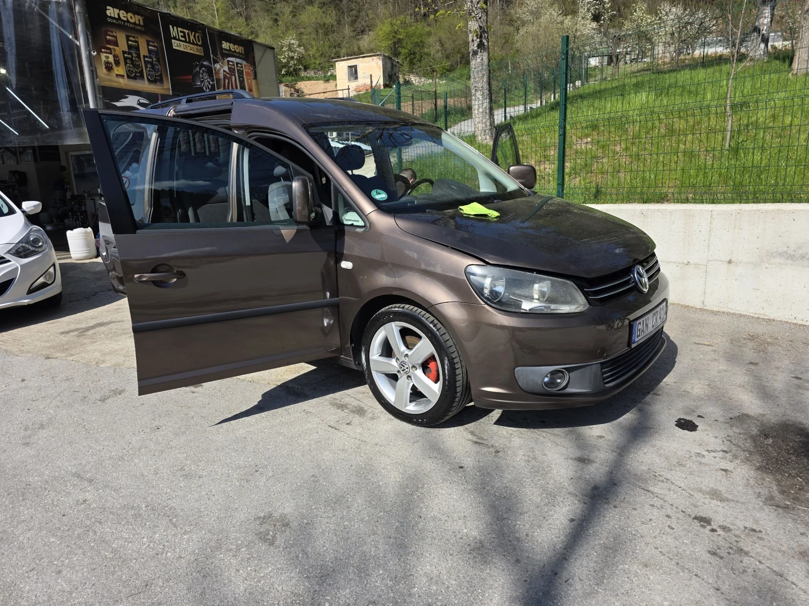 VW Caddy 1.6 TDI Life, снимка 17 - Автомобили и джипове - 54485618