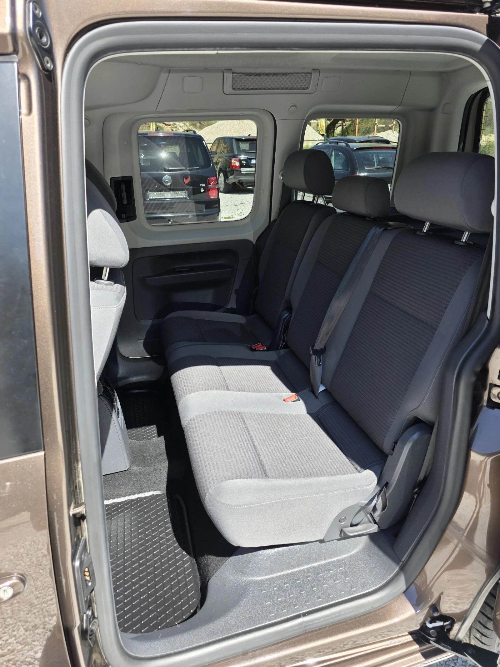 VW Caddy 1.6 TDI Life, снимка 8 - Автомобили и джипове - 54485618