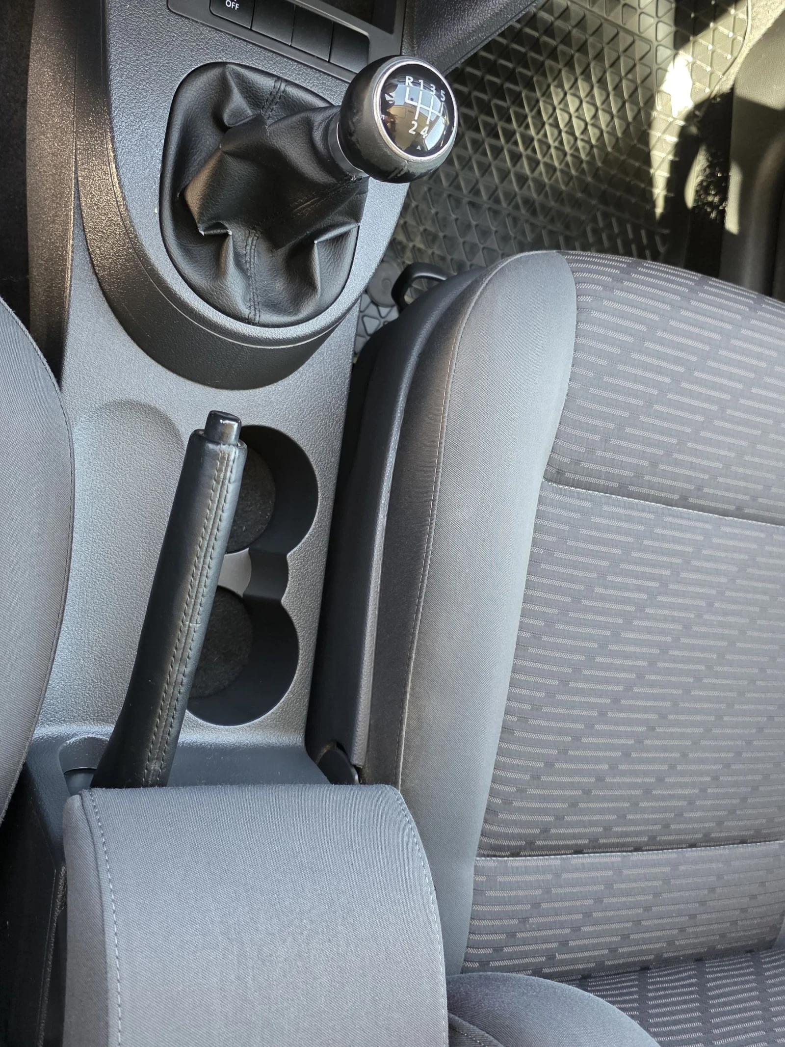 VW Caddy 1.6 TDI Life, снимка 14 - Автомобили и джипове - 54485618