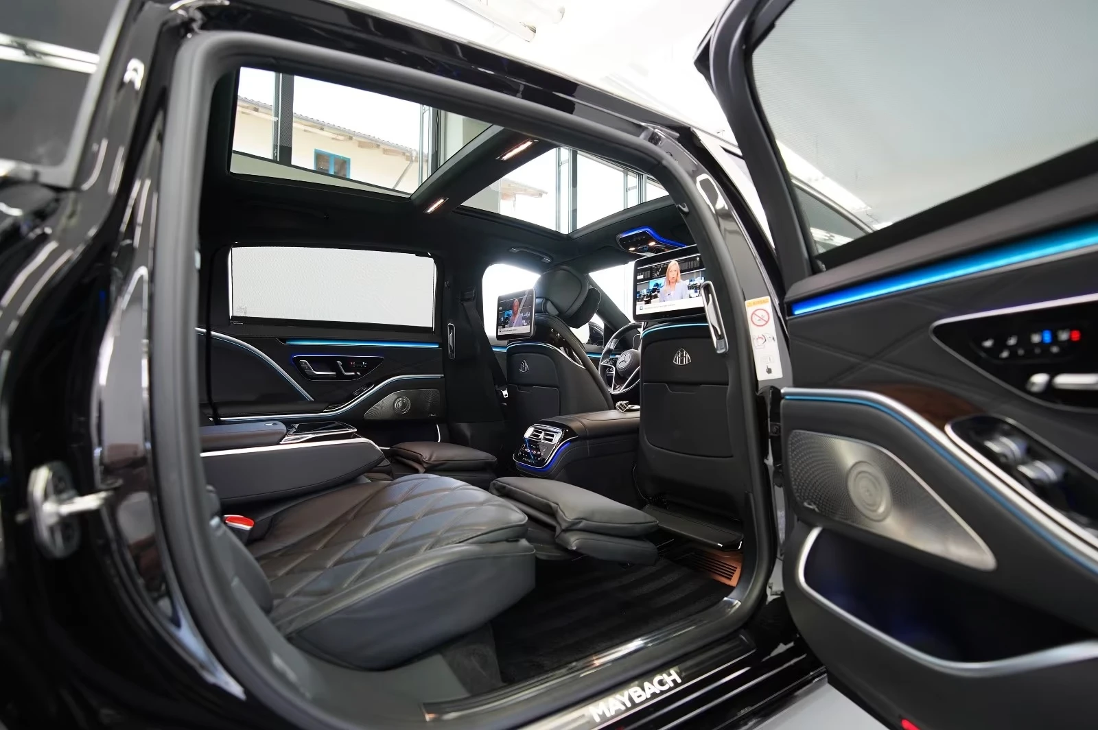 Mercedes-Benz S 580 MAYBACH 4-MATIC TV EXCLUSIVE PANORAMA, снимка 3 - Автомобили и джипове - 54918389