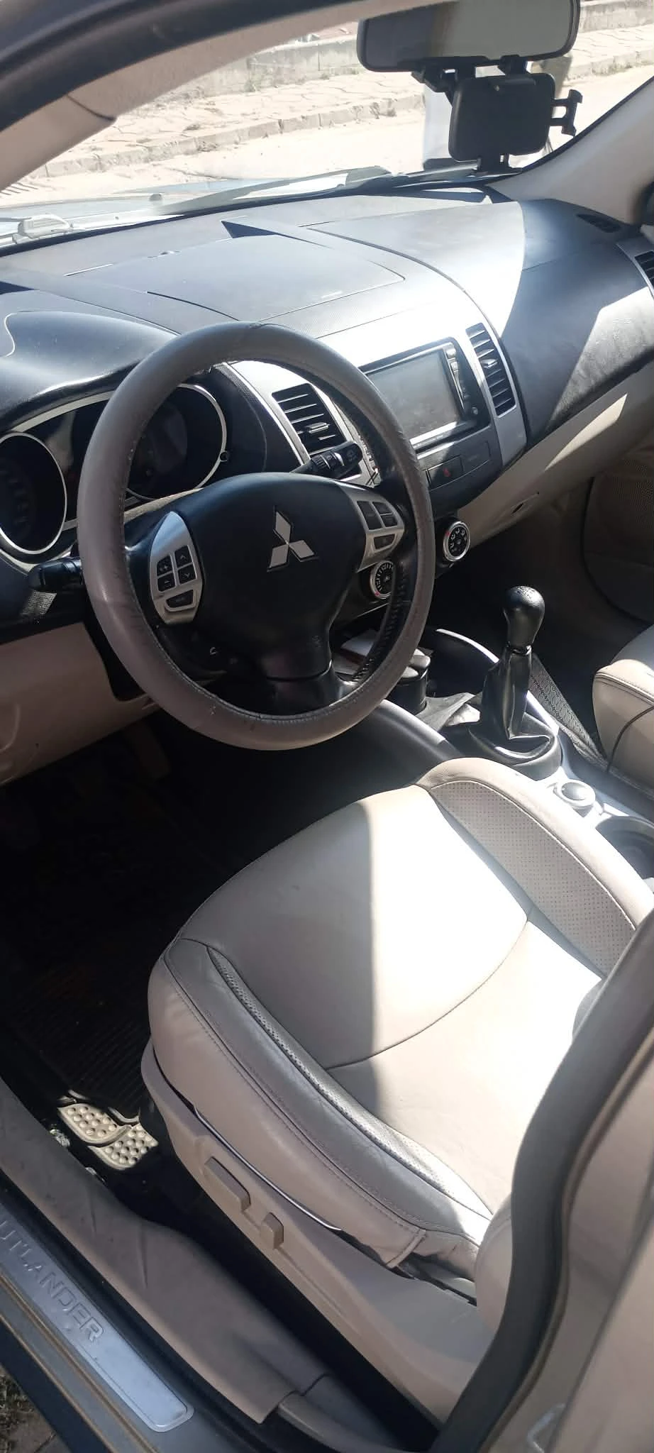 Mitsubishi Outlander 2.4 ръчна/газ/4х4, снимка 9 - Автомобили и джипове - 55836878