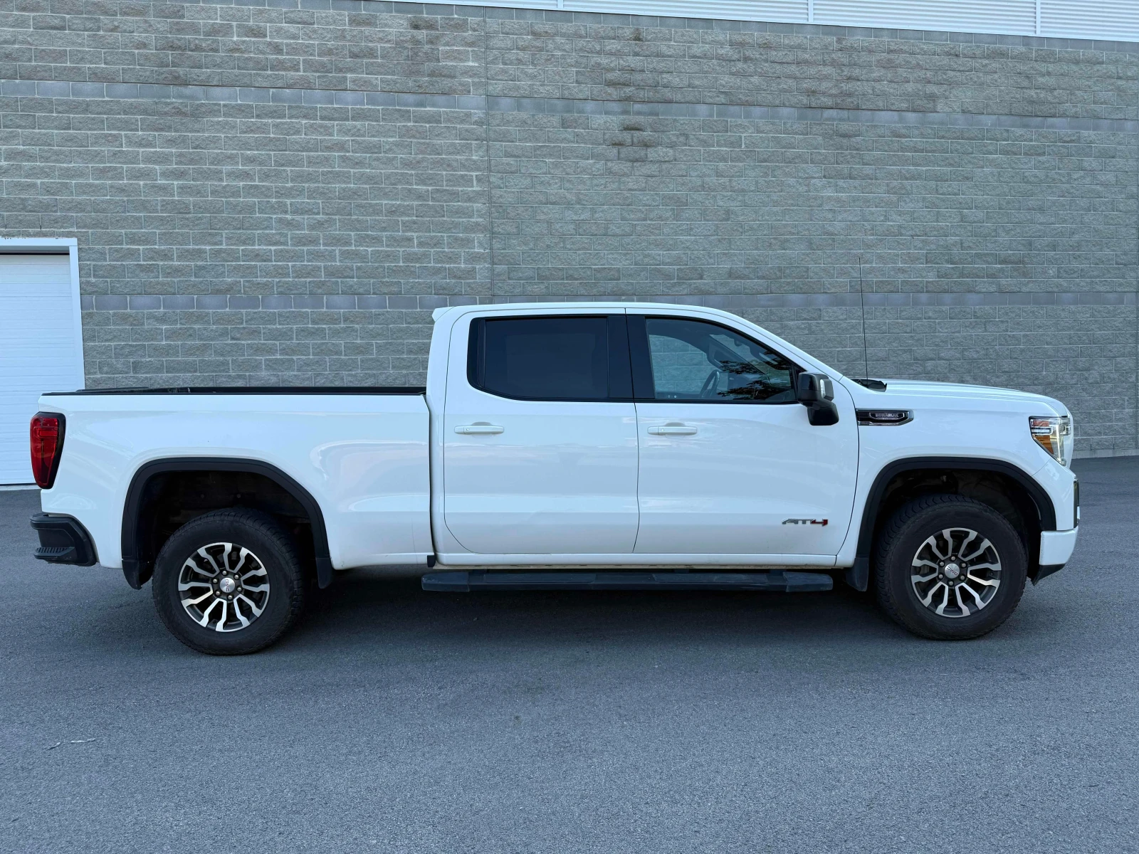 Gmc Sierra  AT4 * CARFAX * БЕЗ ПЪРВОНАЧАЛНА ВНОСКА, снимка 3 - Автомобили и джипове - 55999471