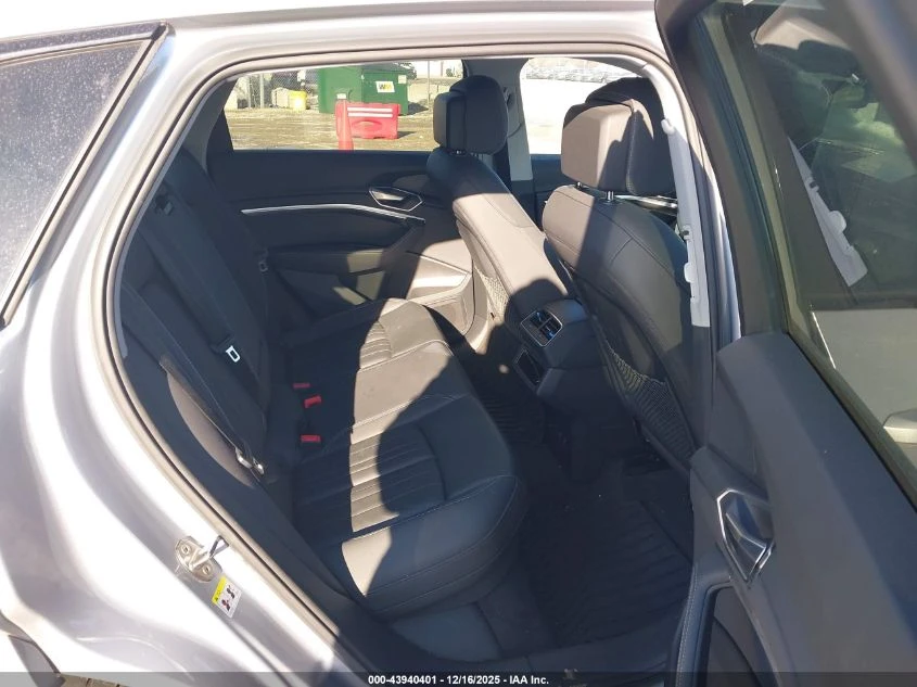 Audi E-Tron Premium Quattro - изображение 8