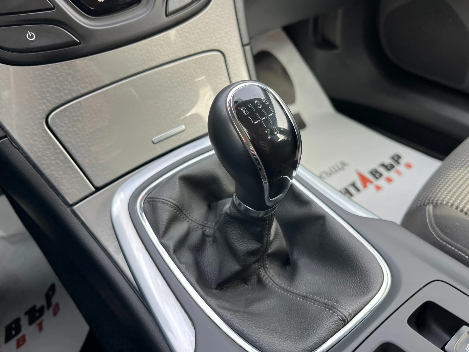 Opel Insignia Sports Tourer SW, снимка 13 - Автомобили и джипове - 54204937