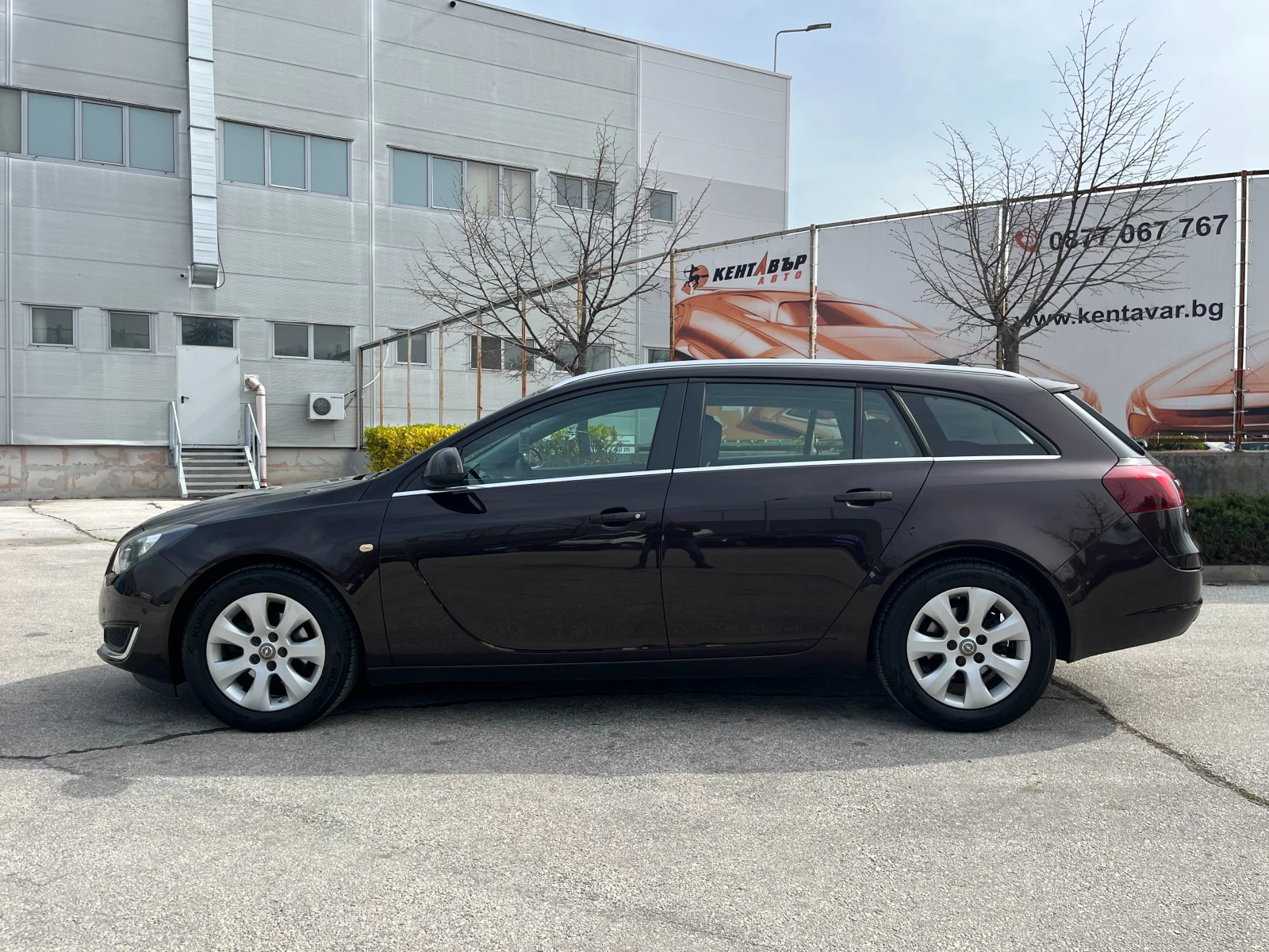Opel Insignia Sports Tourer SW, снимка 2 - Автомобили и джипове - 54204937