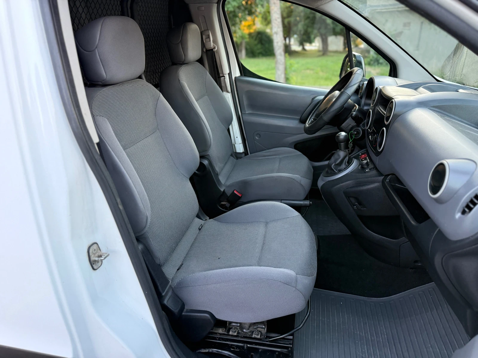 Peugeot Partner 1.6HDI/90кс, снимка 12 - Автомобили и джипове - 55055179