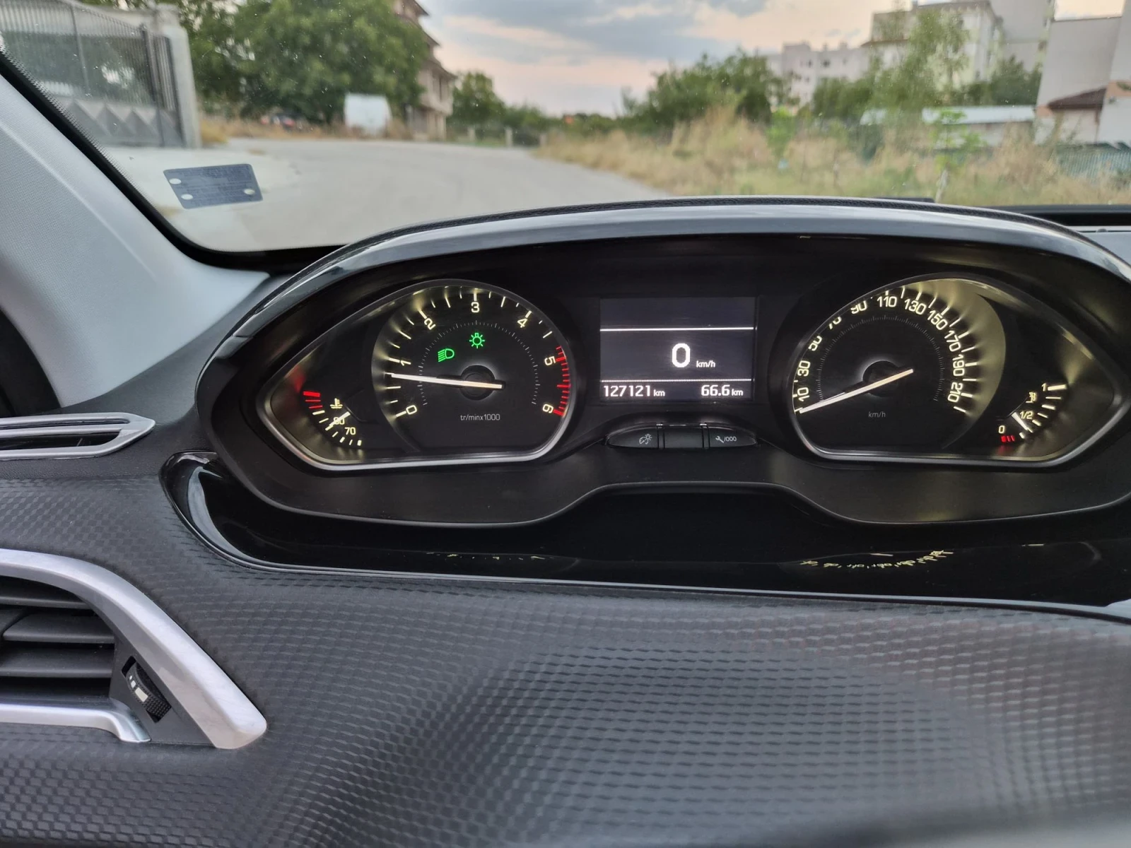 Peugeot 208 1.6 hdi, снимка 10 - Автомобили и джипове - 55981761