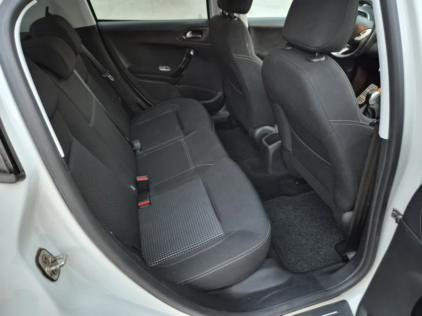 Peugeot 208 1.6 hdi, снимка 7 - Автомобили и джипове - 55981761