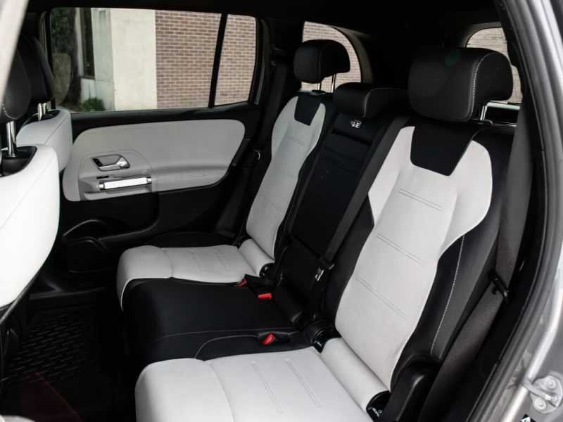 Mercedes-Benz GLB AMG PKG| PANOROOF| HEATED SEATS| APPLE CAR PLAY| , снимка 13 - Автомобили и джипове - 52618595