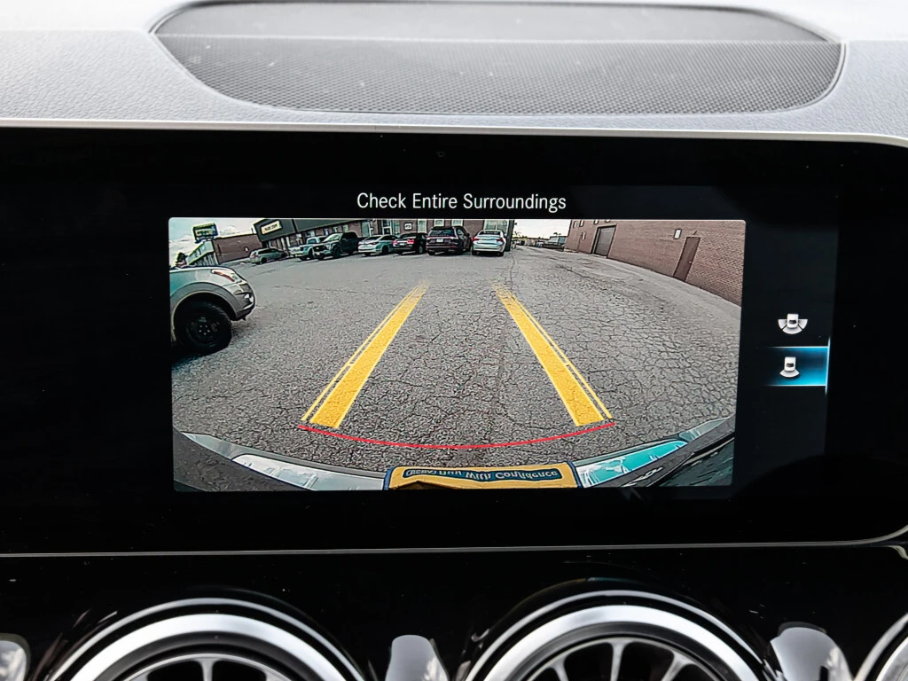 Mercedes-Benz GLB AMG PKG| PANOROOF| HEATED SEATS| APPLE CAR PLAY|  | Mobile.bg   15