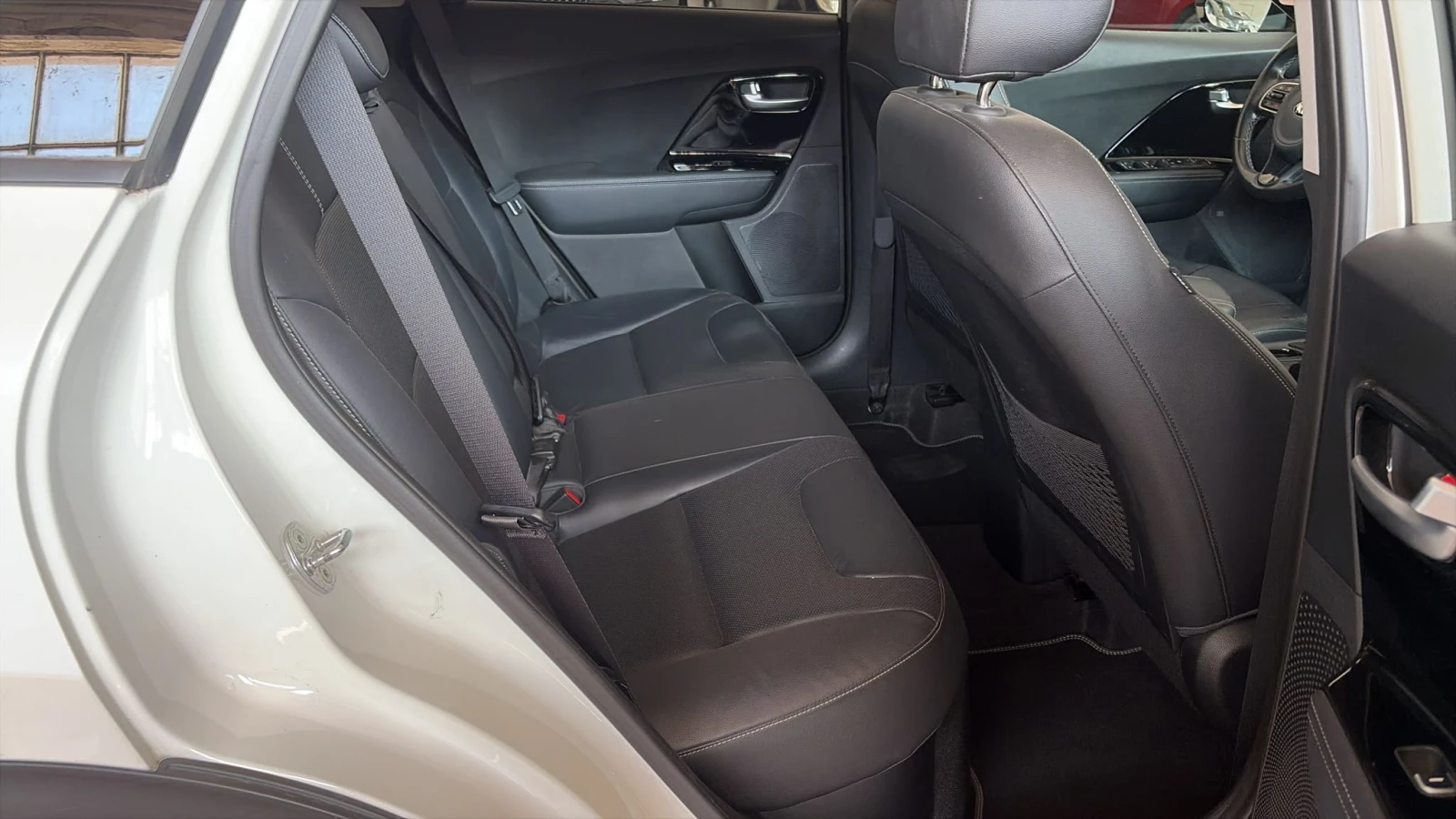 Kia Niro 1.6 GDI, снимка 14 - Автомобили и джипове - 56126173