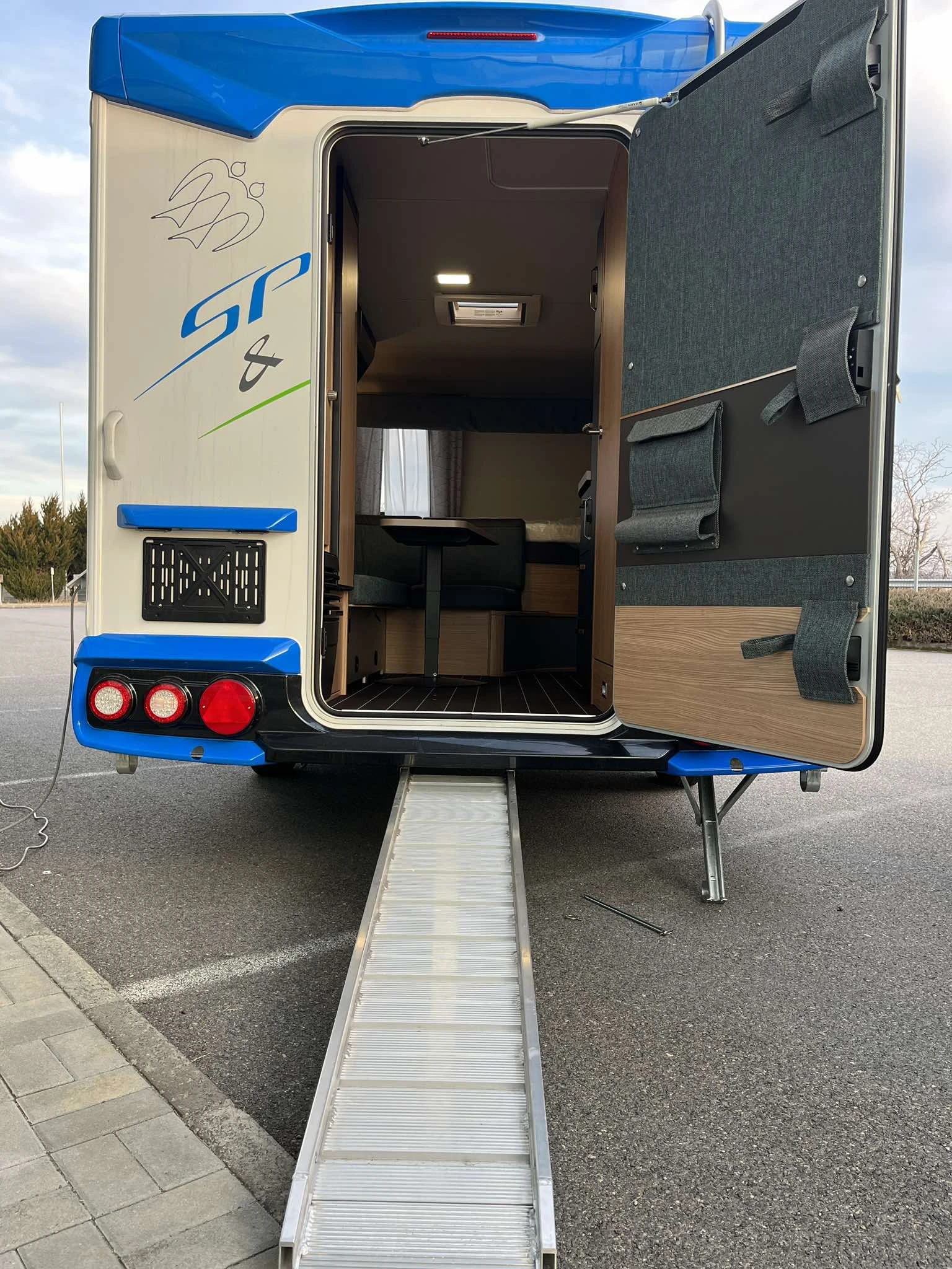 Каравана Knaus SPORT&FUN* ГАРАЖ ЗА МОТОР* 480 QL, снимка 2 - Каравани и кемпери - 55123192