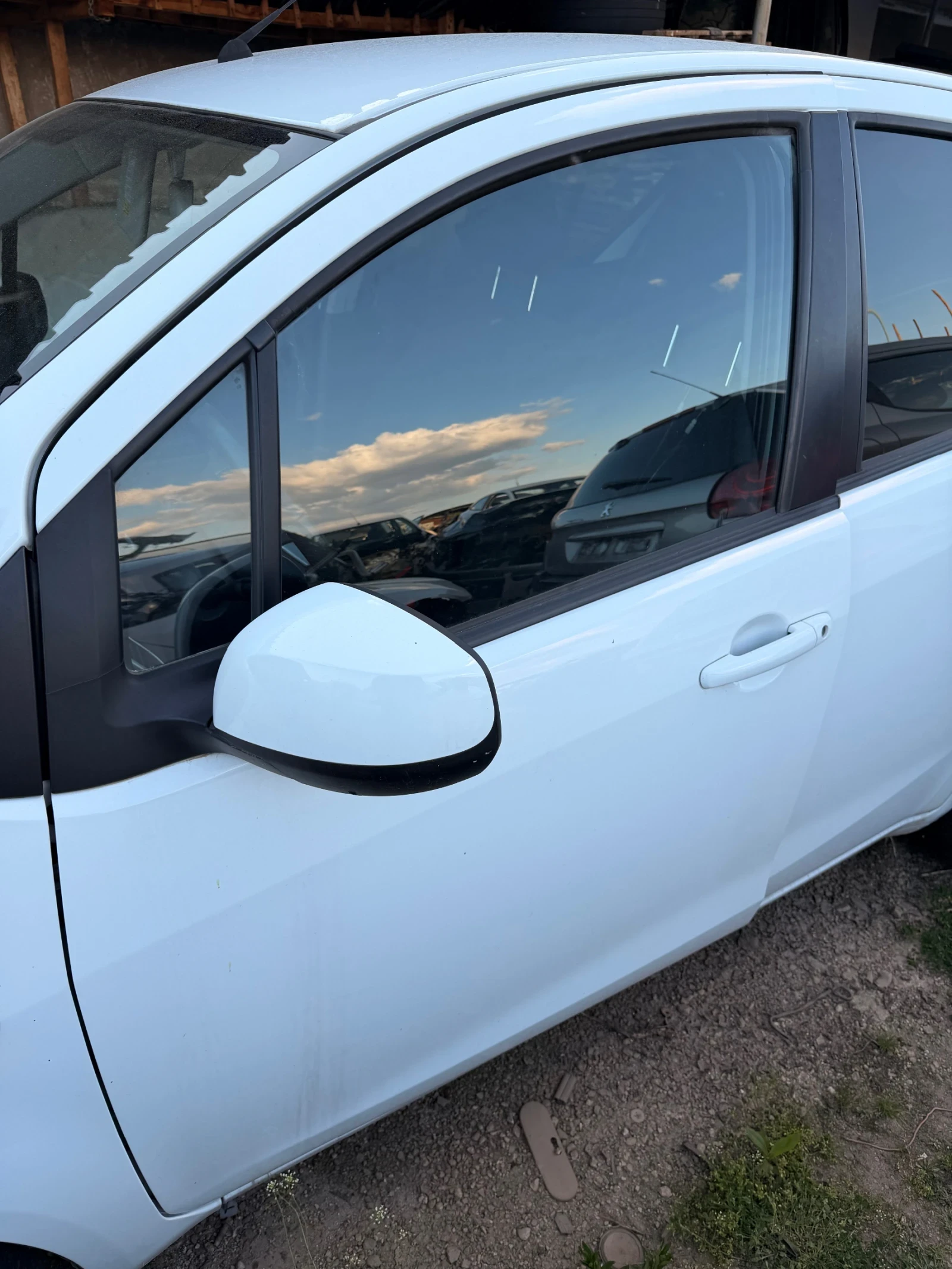 Предна лява врата SUZUKI SPLASH Бяла/бял цвят