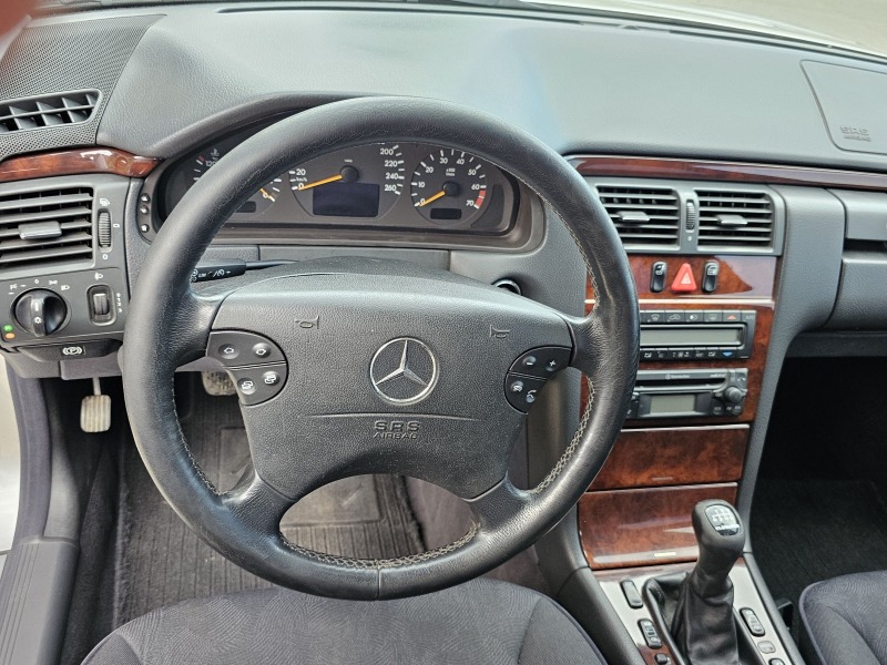 Mercedes-Benz E 200, снимка 10 - Автомобили и джипове - 46482953