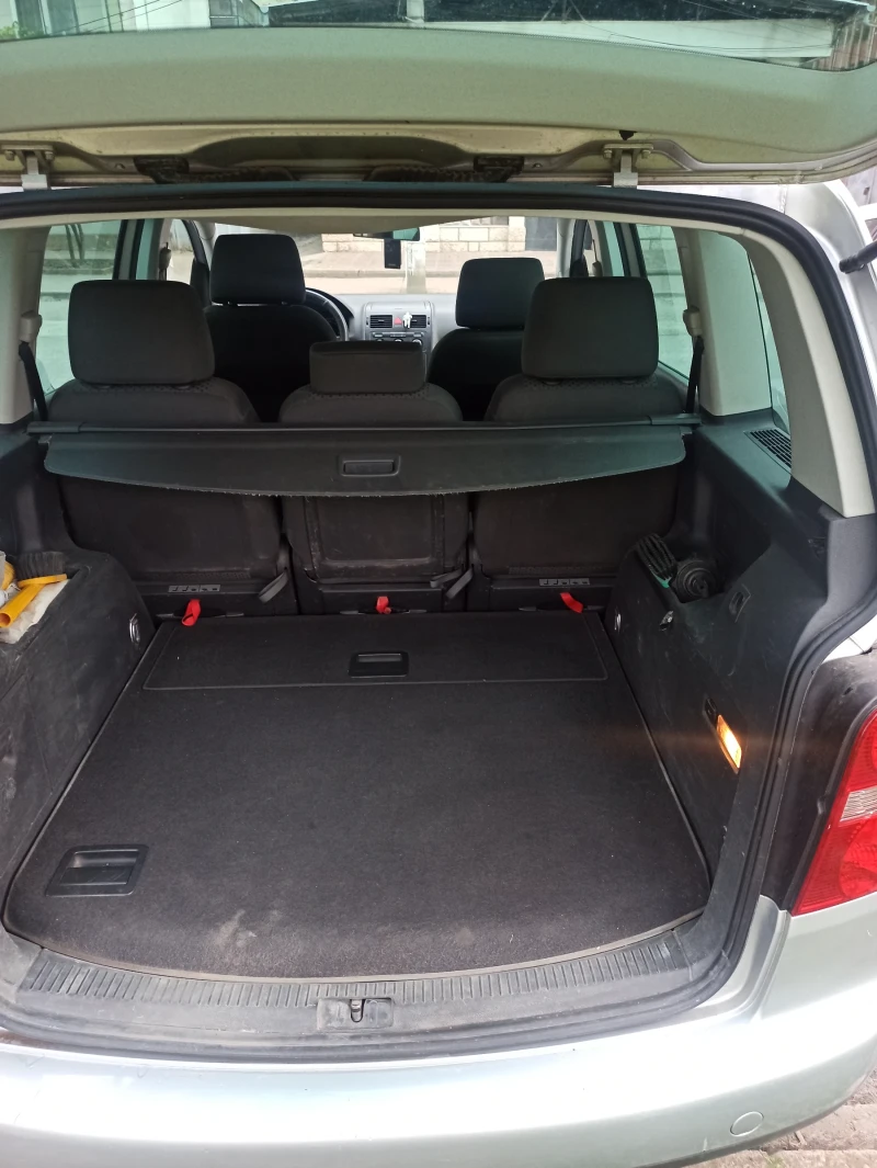 VW Touran, снимка 10 - Автомобили и джипове - 53385876