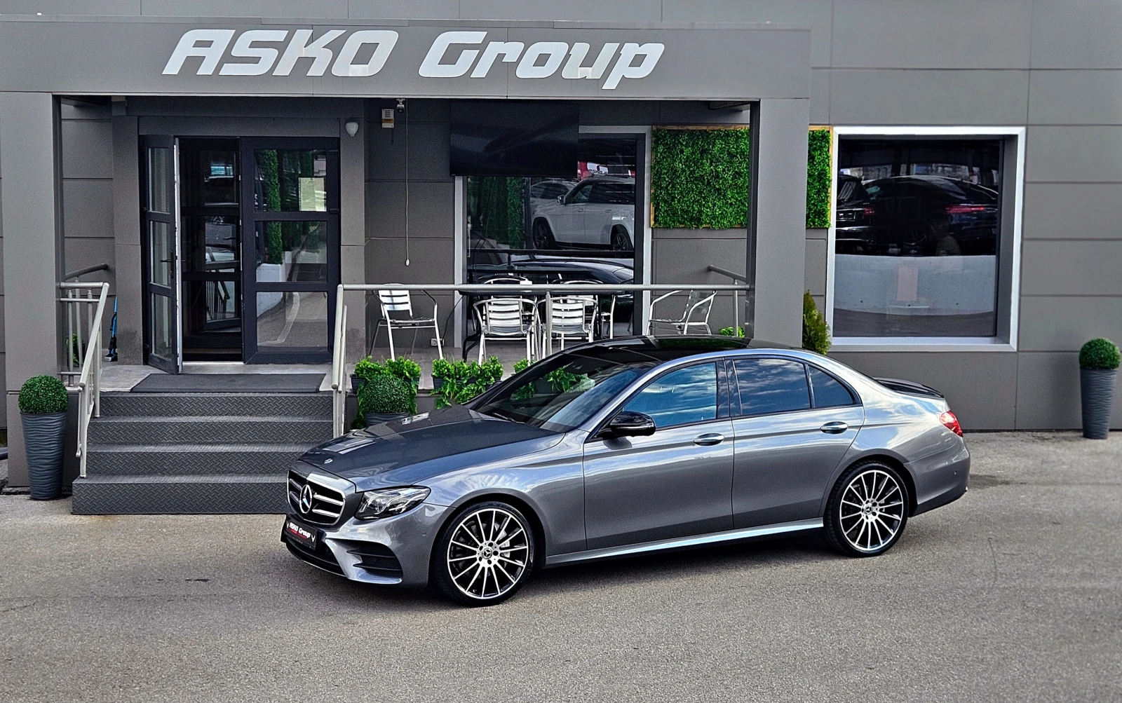 Mercedes-Benz E 220 AMG/4MAT/OPANO/360CAMERA/BURMESTER/ПОДГРЕВ/AMBI/LI, снимка 17 - Автомобили и джипове - 54087832