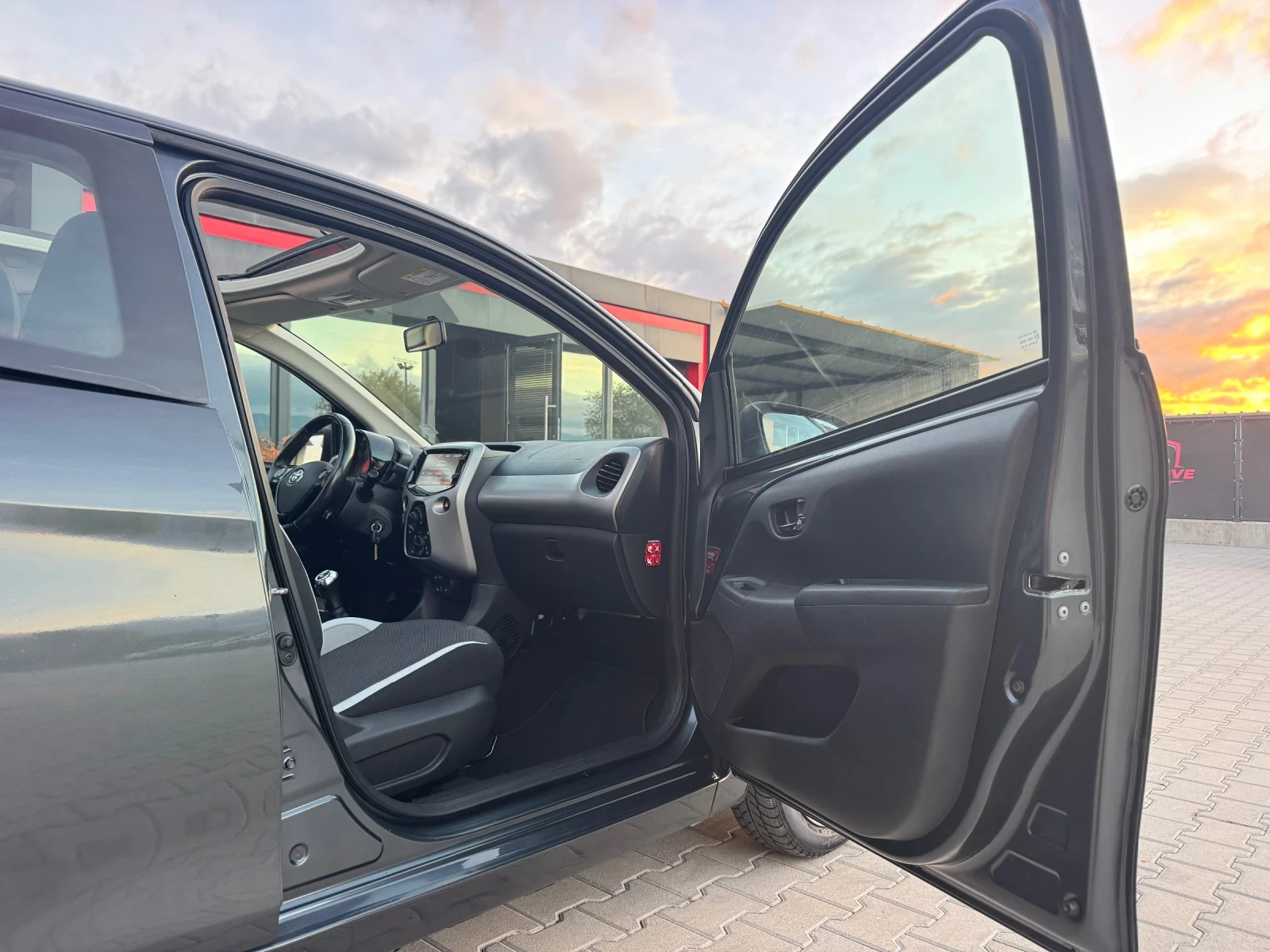 Toyota Aygo 1.2i CABRIO CAMERA SERVIZ, снимка 14 - Автомобили и джипове - 56728670