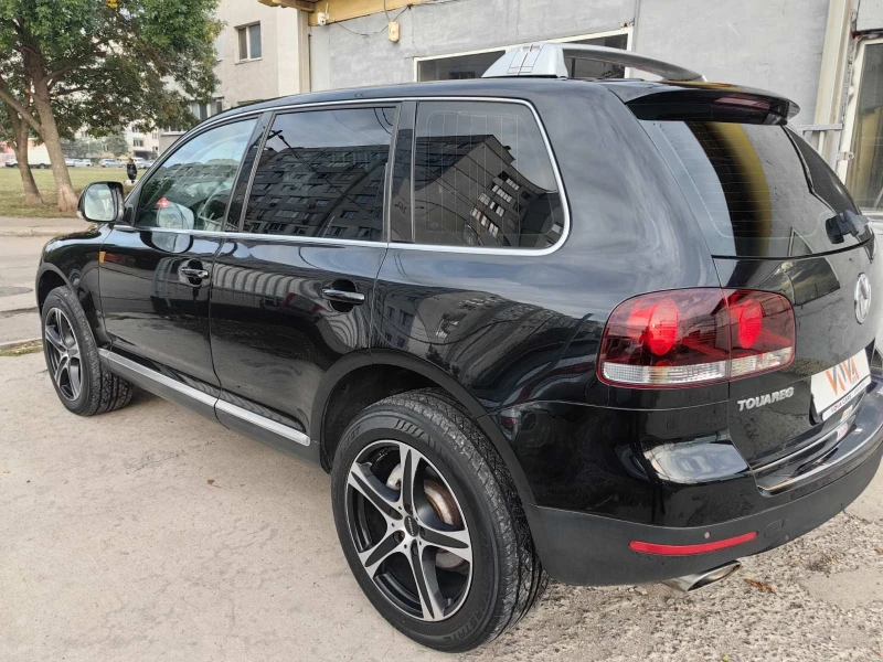 VW Touareg 3.0TDI-224к.с* Пружини* Автомат* Ксенон* Кожа* Нав, снимка 2 - Автомобили и джипове - 47241604