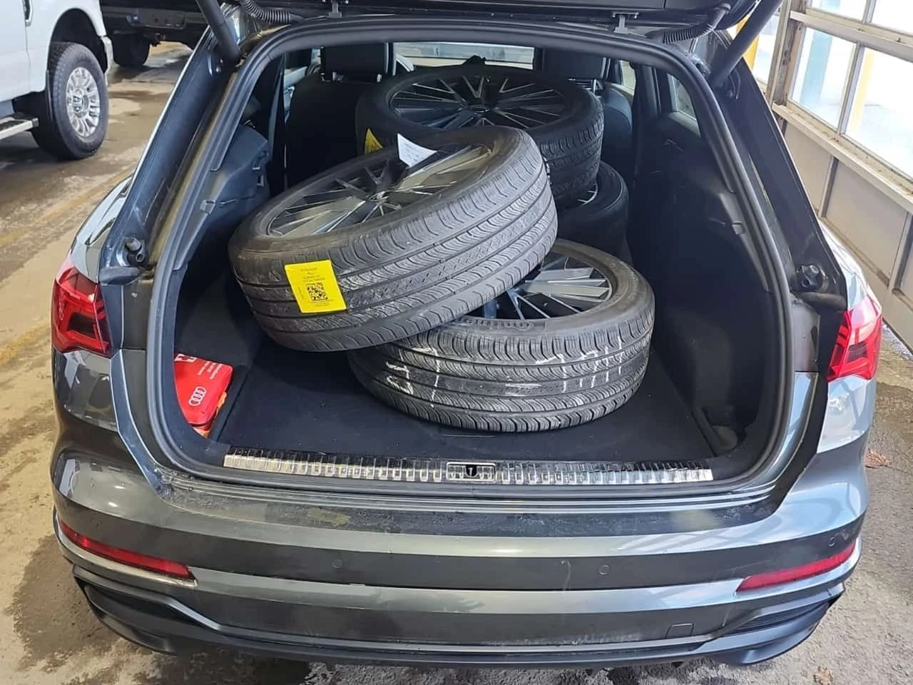 Audi Q3 * PROGRESSIV * ПАНО * ПОДГРЕВИ * 2 КЛЮЧА * CARFAX , снимка 13 - Автомобили и джипове - 54129342