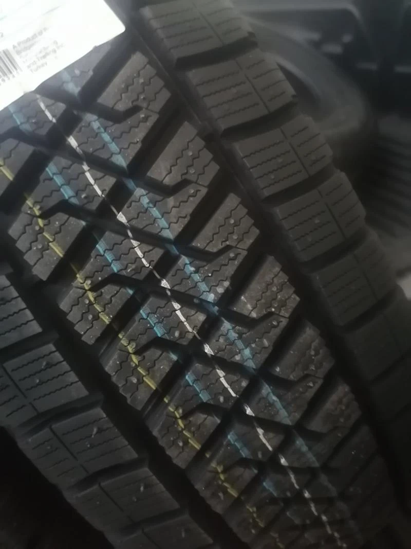 Гуми Зимни 225/70R15, снимка 4 - Гуми и джанти - 31638514