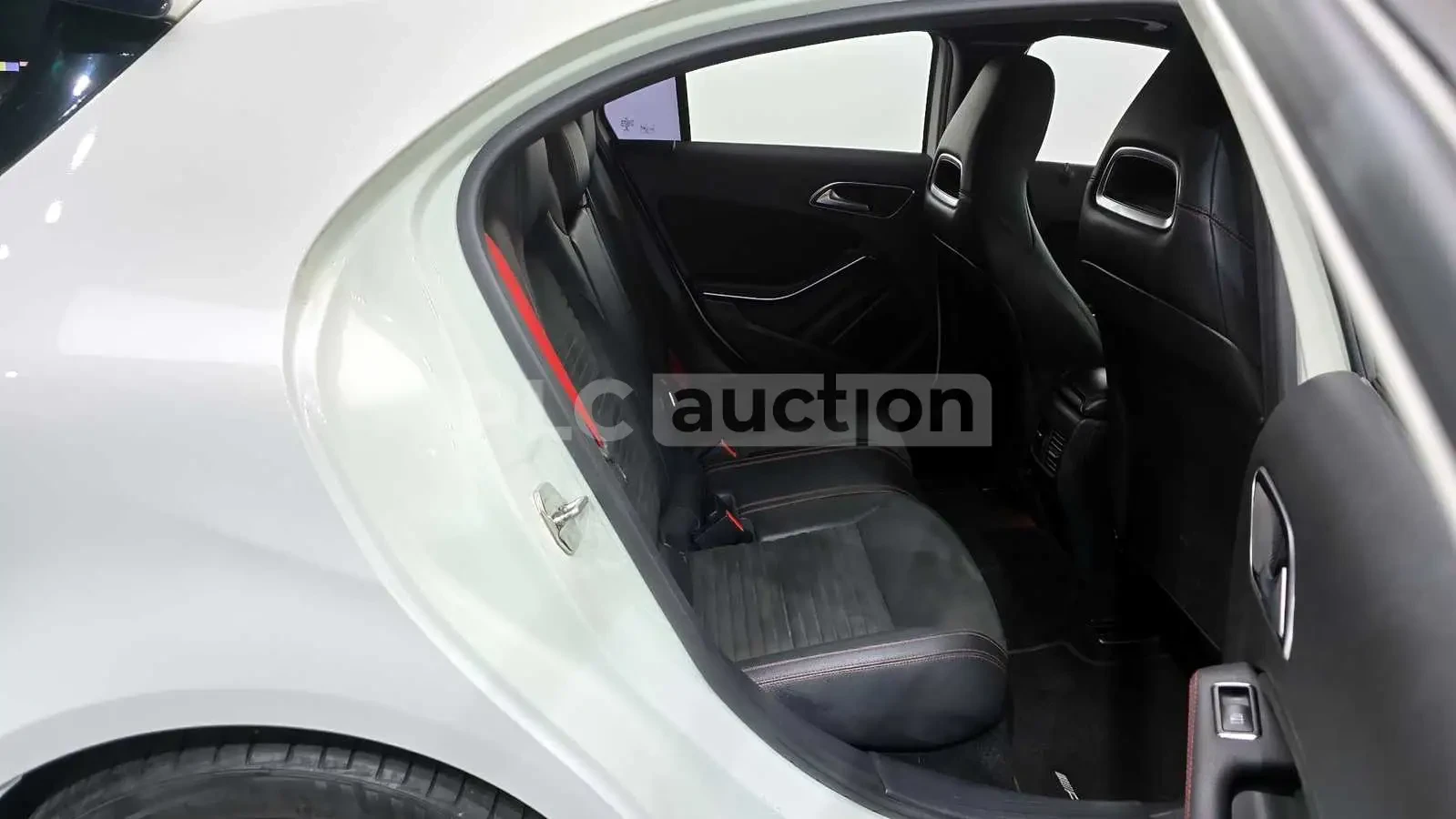 Mercedes-Benz A45 AMG ПОДГРЕВ/АЛКАНТАРА/ШИБЕДАХ/ОТ 240 ЕВРО НА МЕСЕЦ, снимка 11 - Автомобили и джипове - 54093675