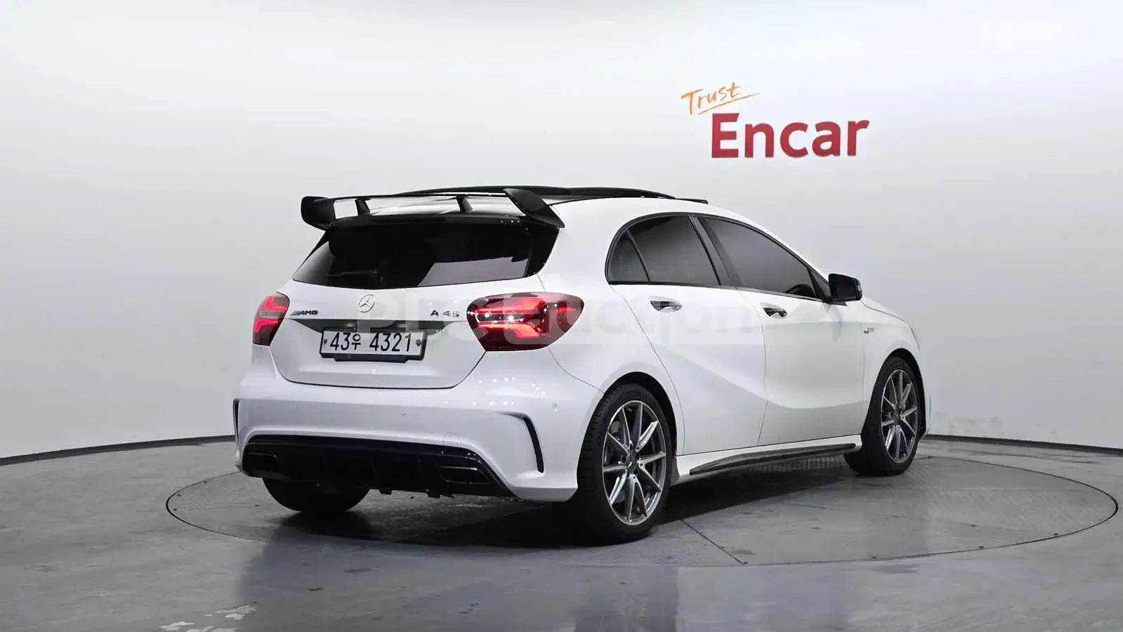 Mercedes-Benz A45 AMG ПОДГРЕВ/АЛКАНТАРА/ШИБЕДАХ/ОТ 240 ЕВРО НА МЕСЕЦ, снимка 2 - Автомобили и джипове - 54093675