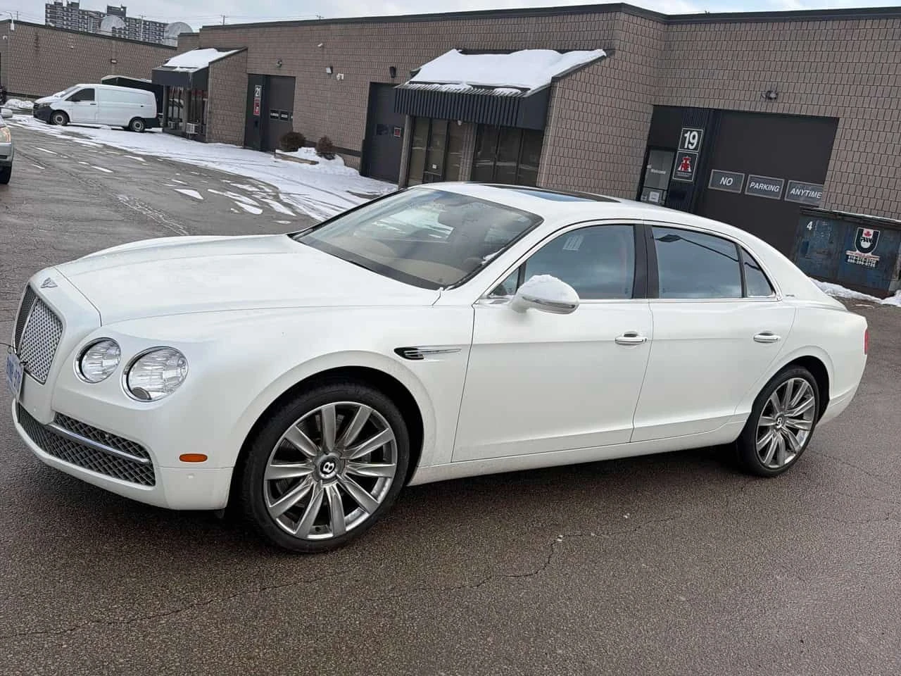 Bentley Flying Spur * 4dr Sdn * PANO* KEYLESS* ПОДГРЕВ* , снимка 2 - Автомобили и джипове - 54329959