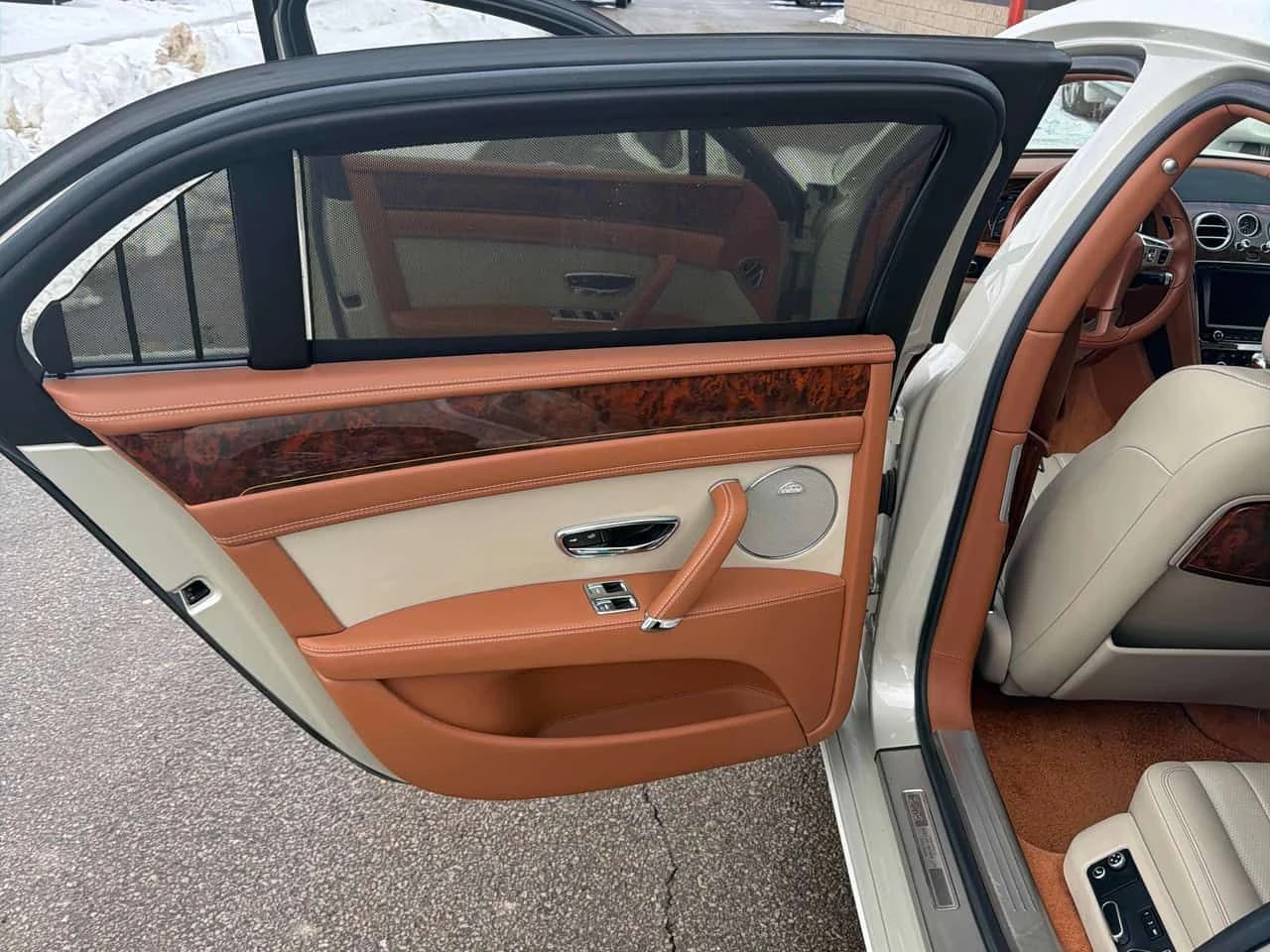 Bentley Flying Spur * 4dr Sdn * PANO* KEYLESS* ПОДГРЕВ* , снимка 11 - Автомобили и джипове - 54329959