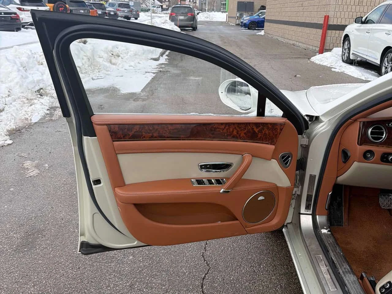 Bentley Flying Spur * 4dr Sdn * PANO* KEYLESS* ПОДГРЕВ* , снимка 10 - Автомобили и джипове - 54329959