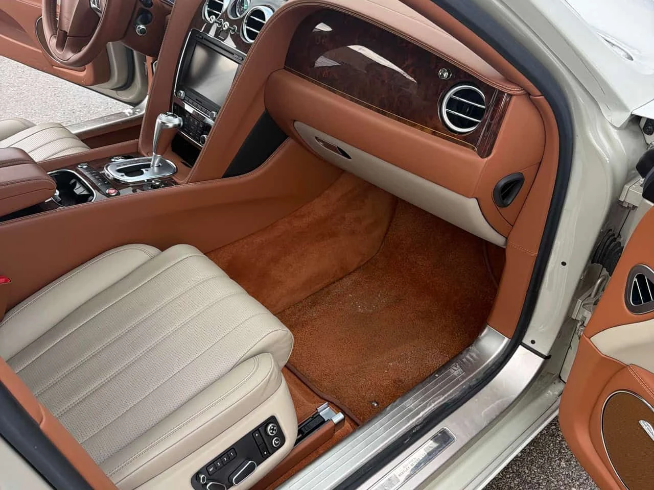 Bentley Flying Spur * 4dr Sdn * PANO* KEYLESS* ПОДГРЕВ* , снимка 14 - Автомобили и джипове - 54329959