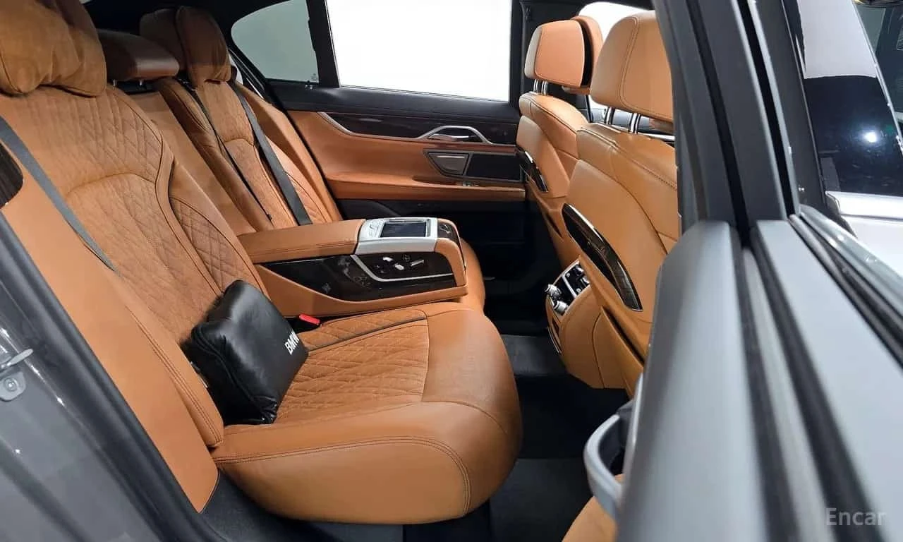 BMW 740  Design Pure Excellence * Distronic * HUD * Обдух, снимка 12 - Автомобили и джипове - 56228468