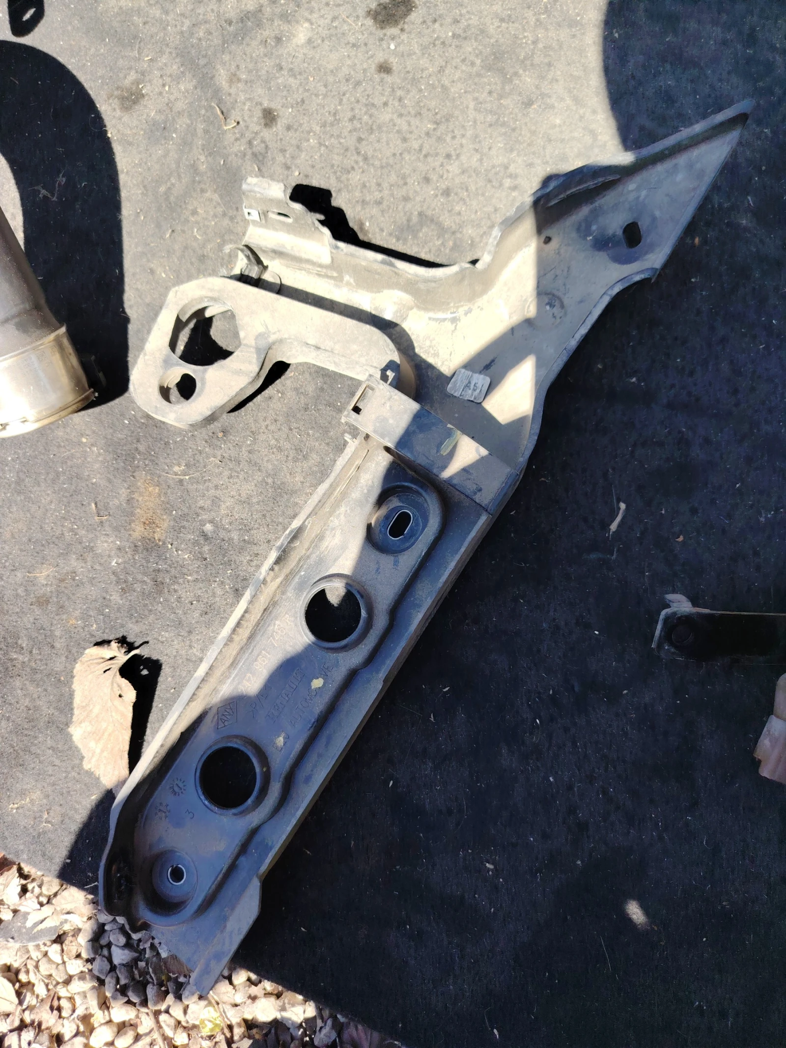 242961746 R държач за инсталацията Дачия